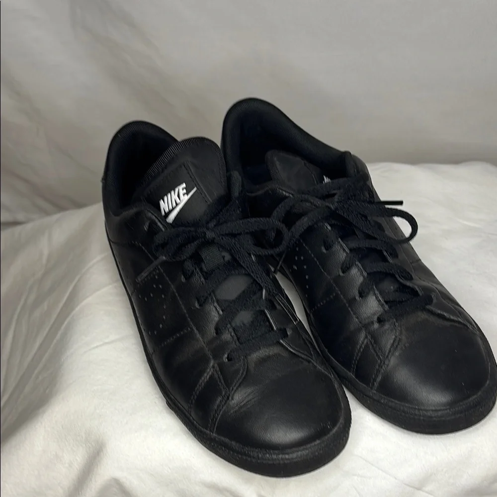 Nike Black Minimalist Sneakers size 5Y - Picture 2 of 6